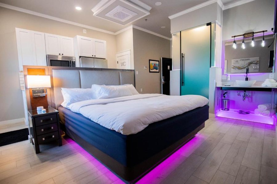 River Sirens Hotel Washington Missouri — Guest room