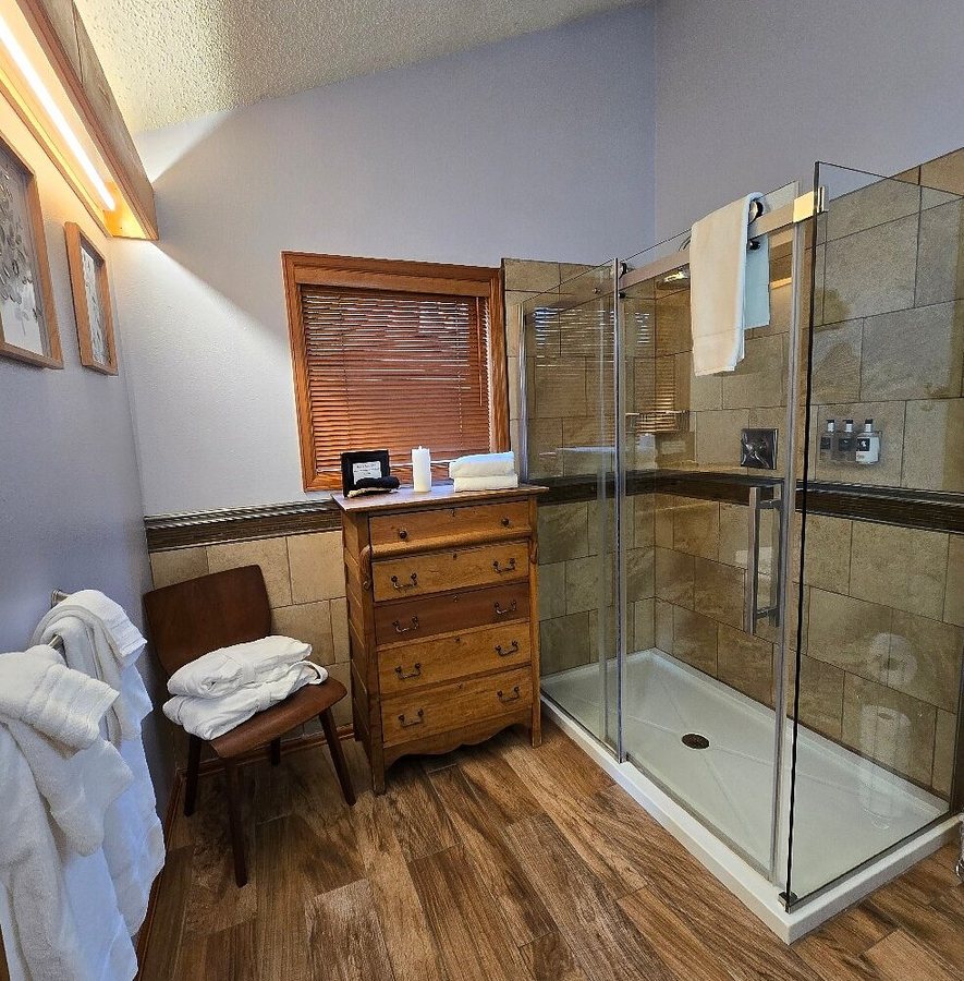 River Stone Resorts and Bear Paw Suites — Bathroom