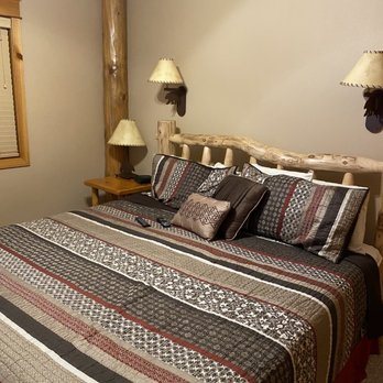 River Stone Resorts and Bear Paw Suites — Guest room