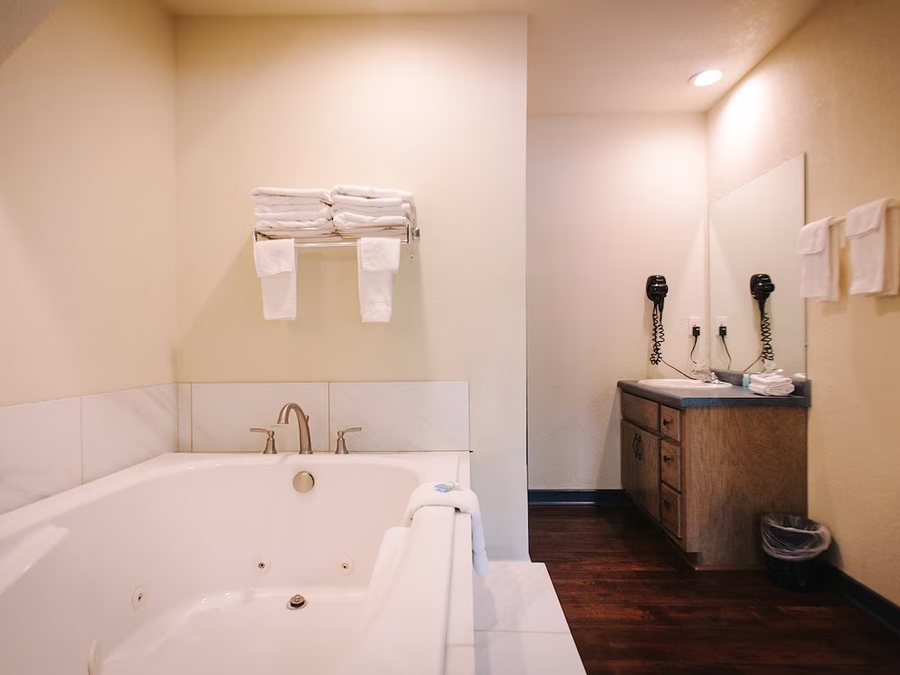 Riverbend Hotel And Cabins — Bathroom