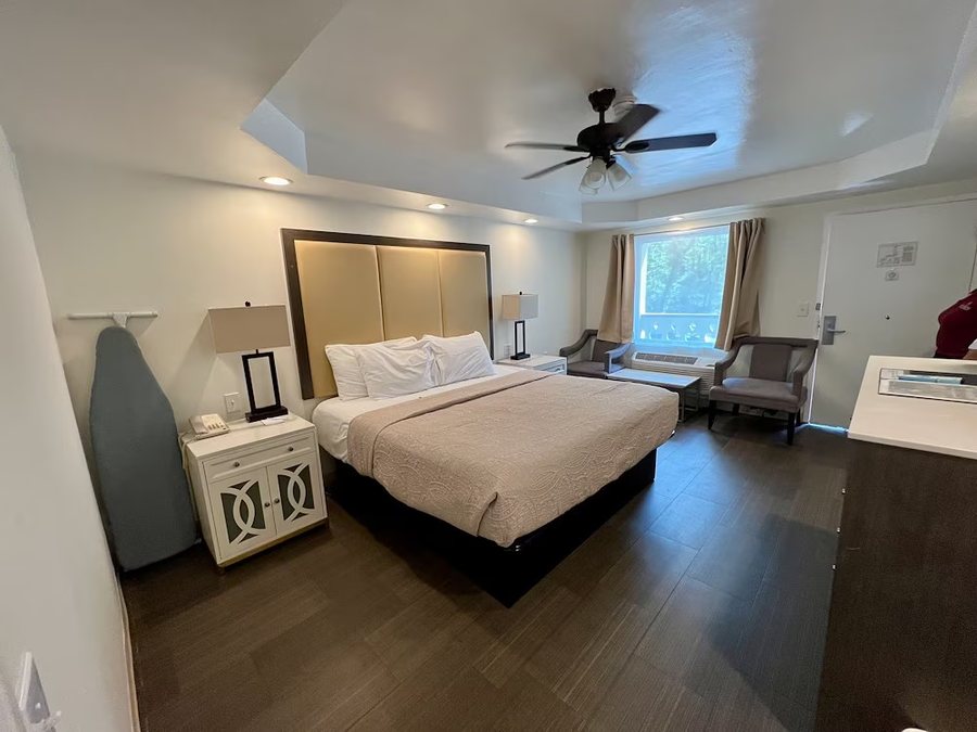Riverbend Hotel And Cabins — Guest room