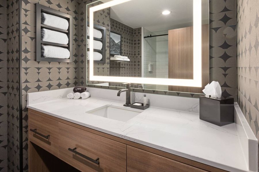 Riverbend Hotel and Suites Trademark Collection by Wyndham — Bathroom