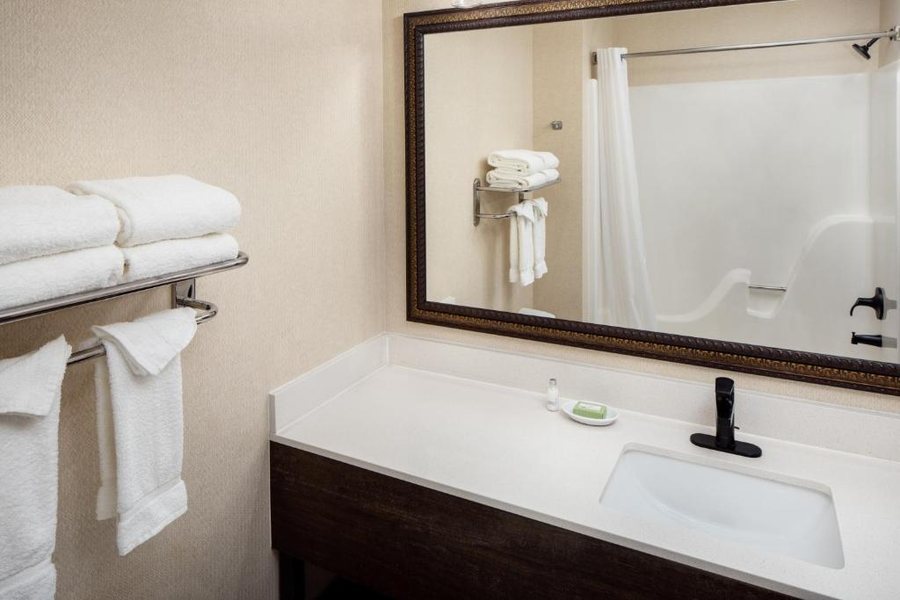 Riverboat Suites — Bathroom
