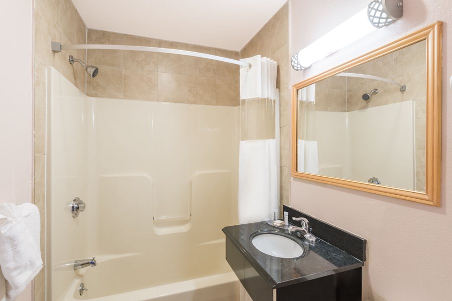 Riverdale Inn — Bathroom
