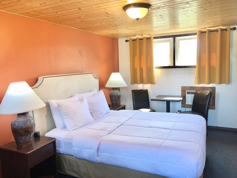 Riverfront Hotel — Guest room