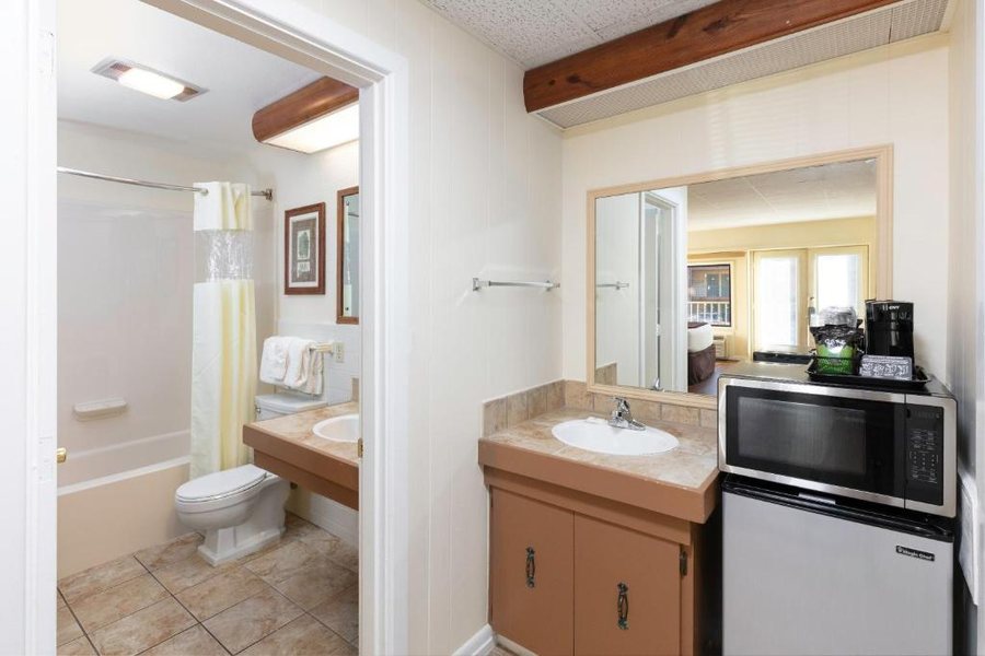 Riverhouse at the Park — Bathroom