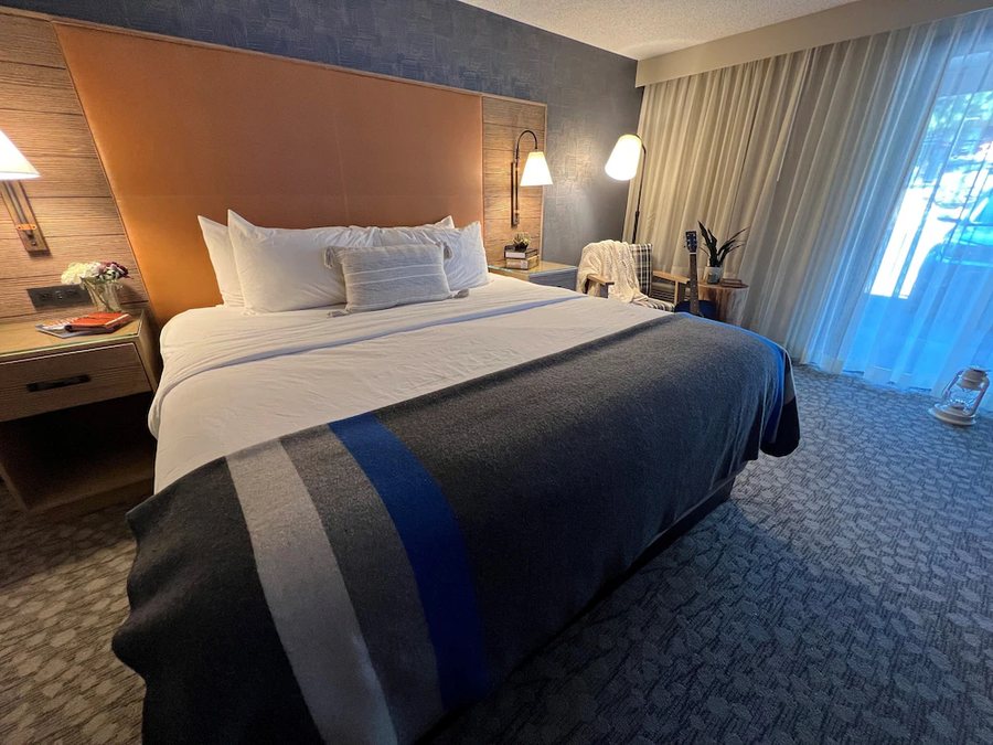 Riverhouse Lodge — Guest room