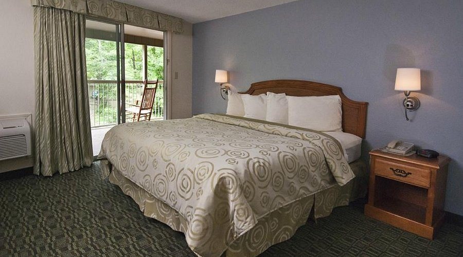 Rivers Edge Resort and Motel — Guest room