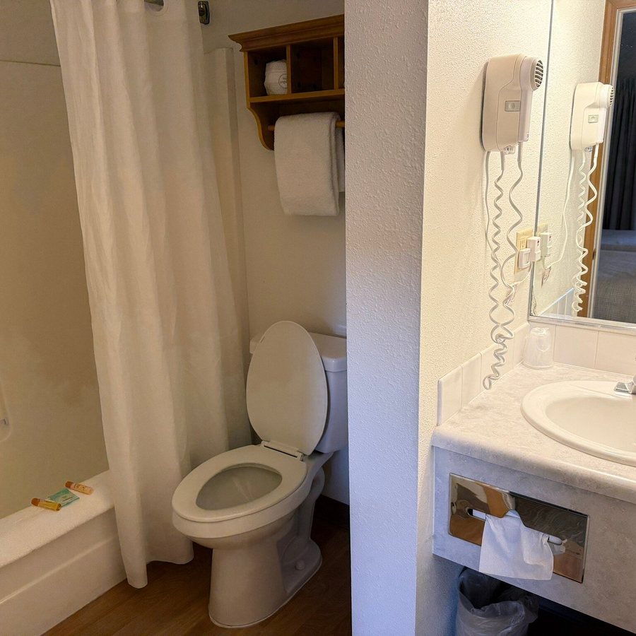 Rivers Edge Resort — Bathroom