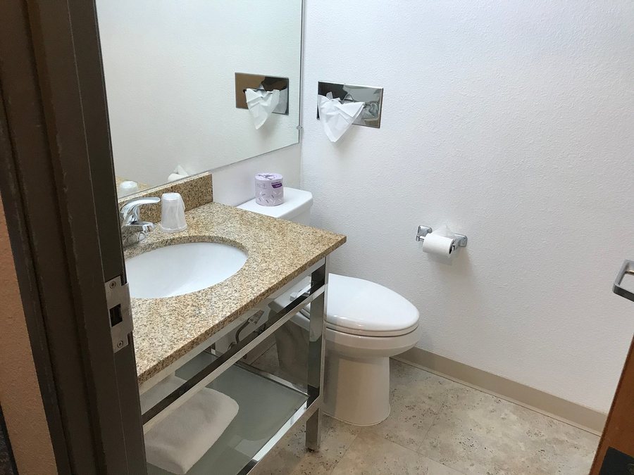 Riversage Billings Inn — Bathroom
