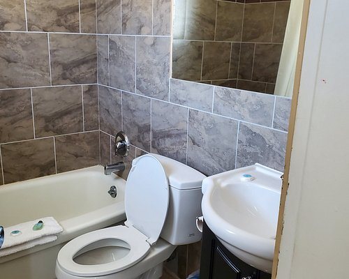 Riverside Hotel — Bathroom