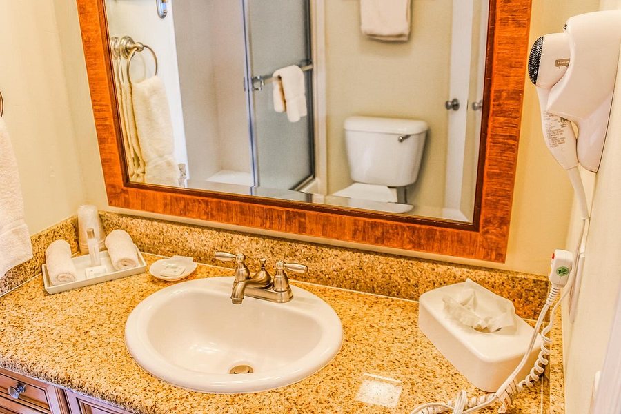 Riverside Hotel — Bathroom