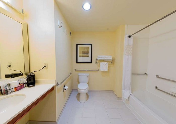 Riverside Inn and Suites — Bathroom