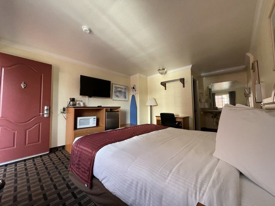 Riverside Inn and Suites — Guest room