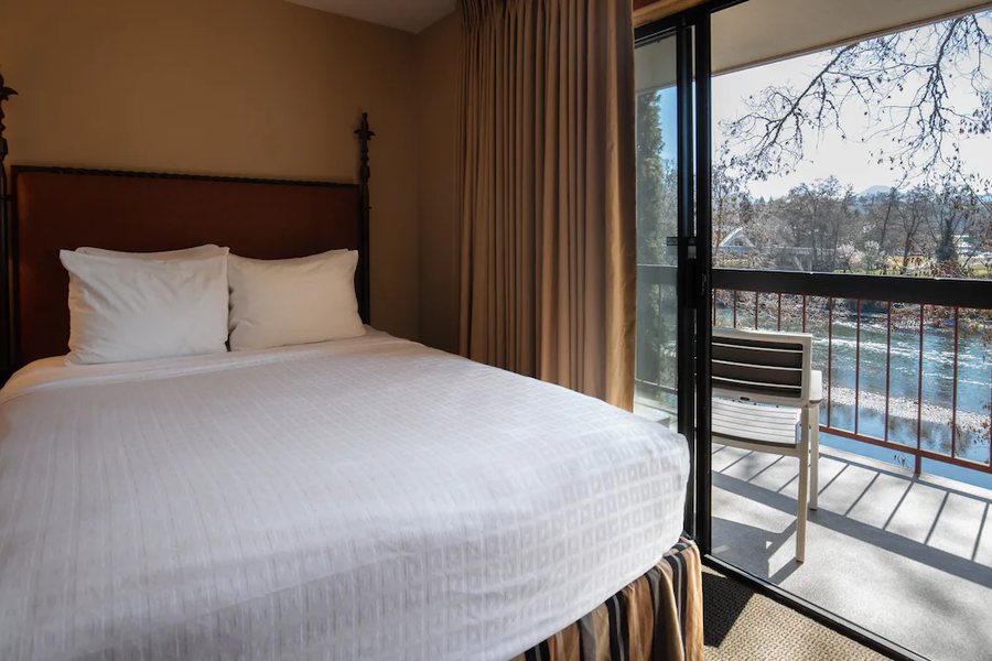 Riverside Inn — Guest room