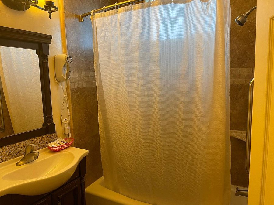 Riverside Inn Suites — Bathroom