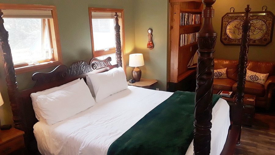 Riversong Inn Retreat — Guest room
