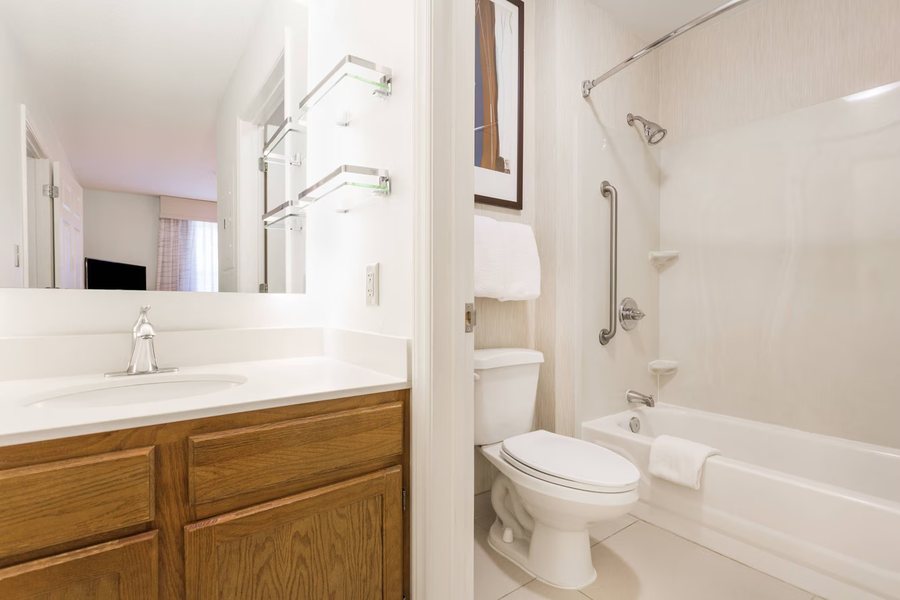 Rivertree Inn Suites — Bathroom