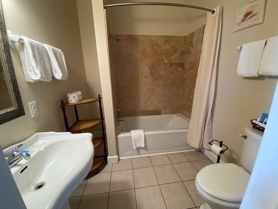 Riverview Hotel St Marys Georgia — Bathroom