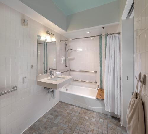 Riviera Beach House — Bathroom