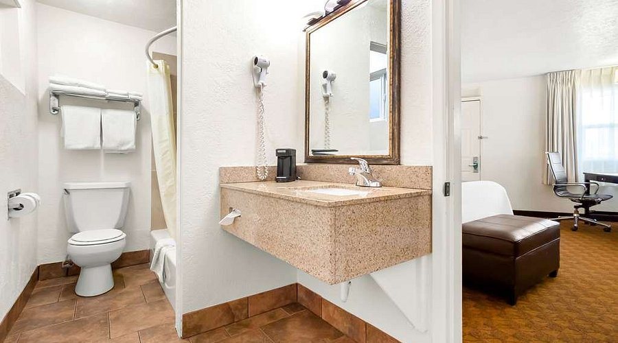 Riviera Inn — Bathroom