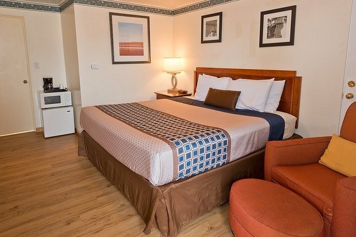 Riviera Inn — Guest room