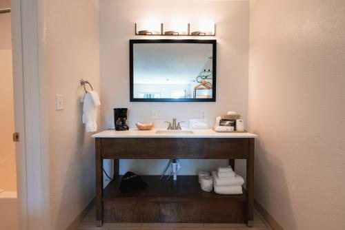 Riviera Motor Lodge — Bathroom