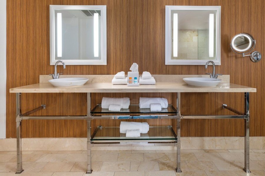 Riviera Resort Palm Springs — Bathroom