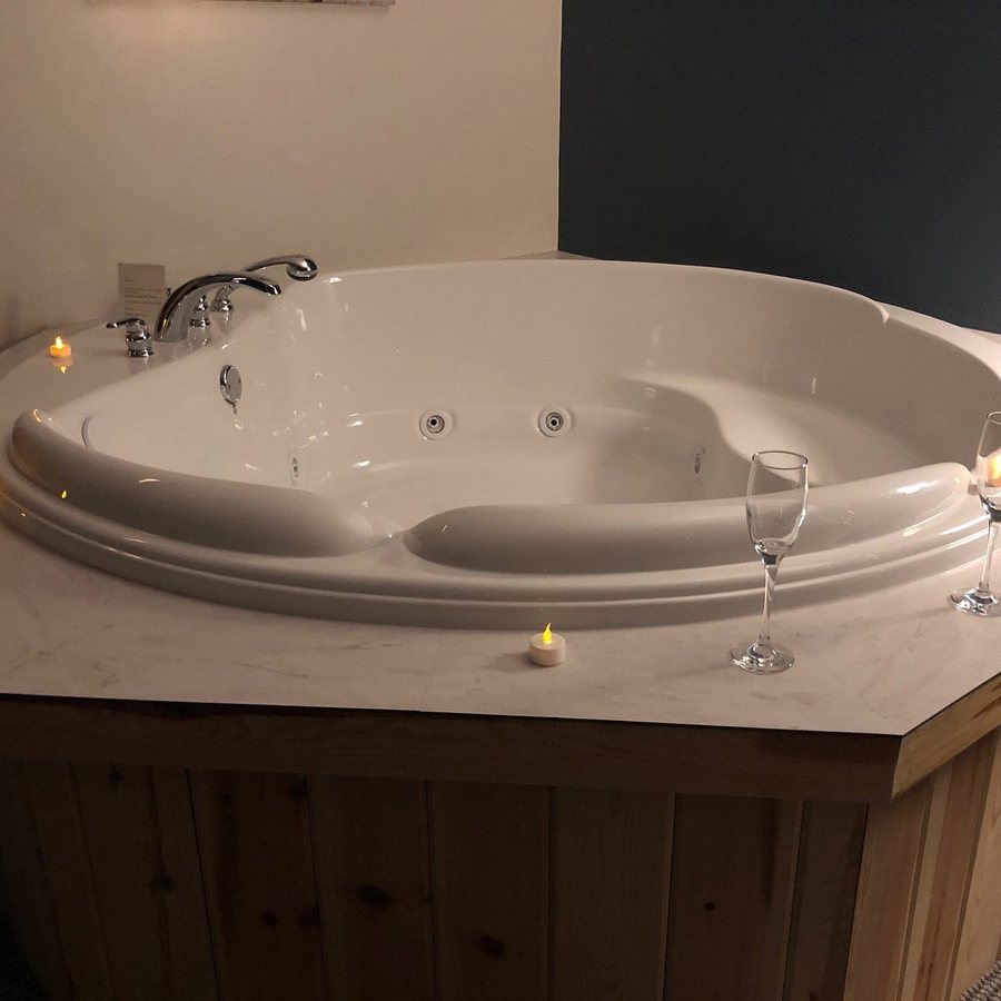 Roadhouse 52 Inn Suites — Bathroom