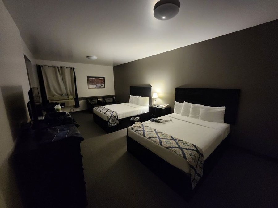 Roadhouse 52 Inn Suites — Guest room