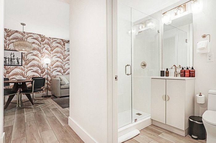 Roami at 250 Collins Miami Beach Florida — Bathroom