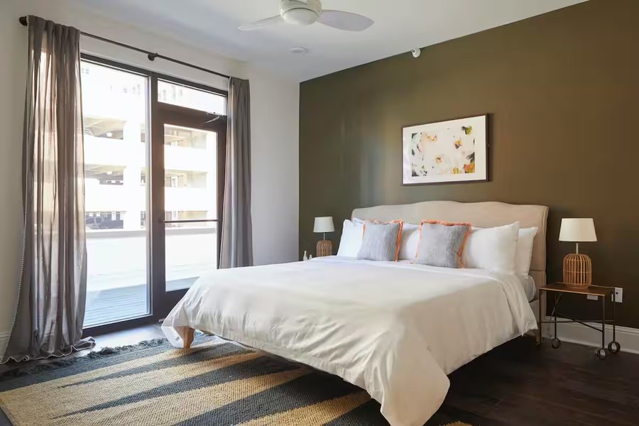 Roami At St Charles — Guest room