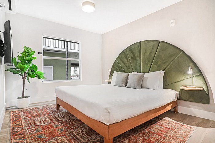 Roami at The Carmela Miami Beach Florida — Guest room
