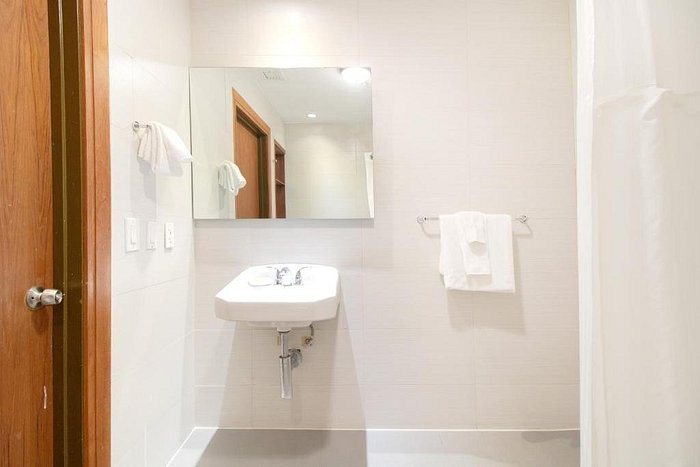Roami At The Palace Miami Florida — Bathroom