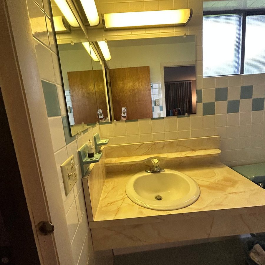 Roaring Brook Ranch Resort — Bathroom