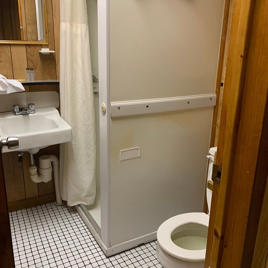 Robbins Motel — Bathroom