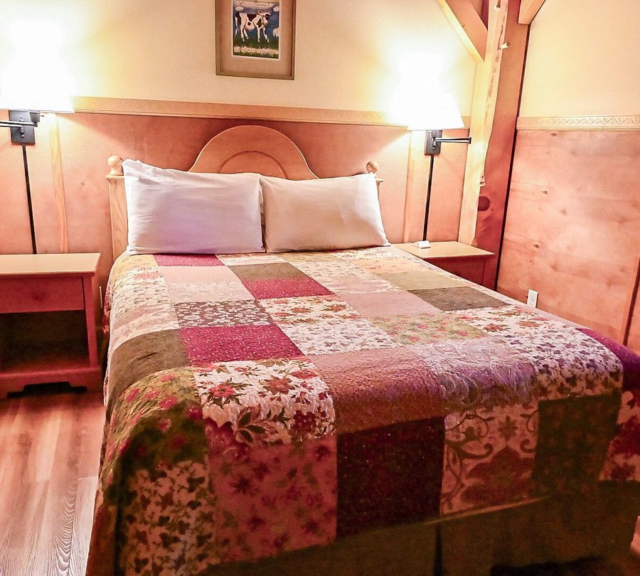 Robert Frost Mountain Cabins — Guest room