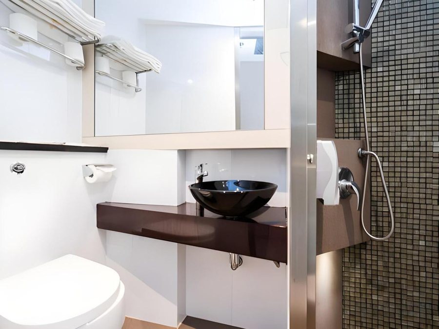 Robertson Quay Hotel — Bathroom