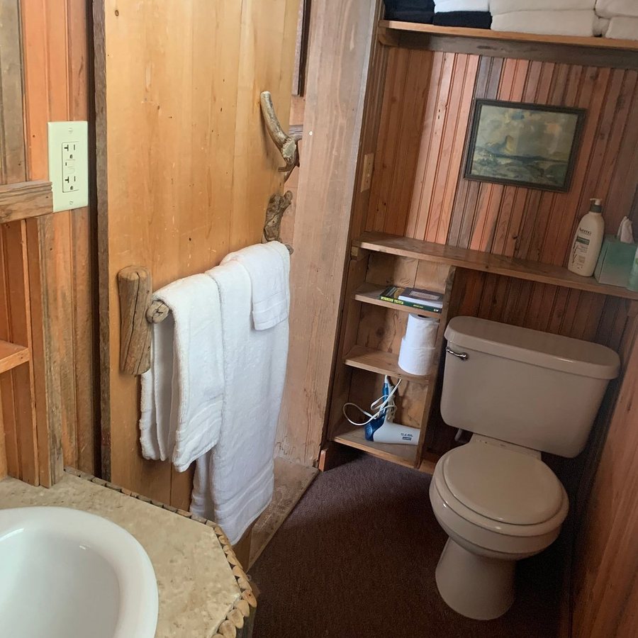 Robin s Nest Bed Breakfast — Bathroom