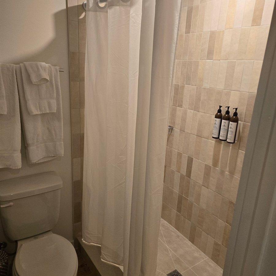 Rochambeau Roadside Inn — Bathroom
