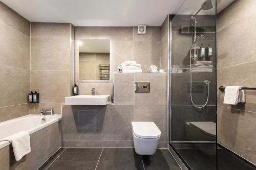 Rochestown Lodge Hotel — Bathroom