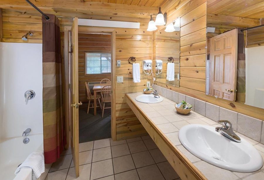 Rock Crest Lodge Cabins — Bathroom