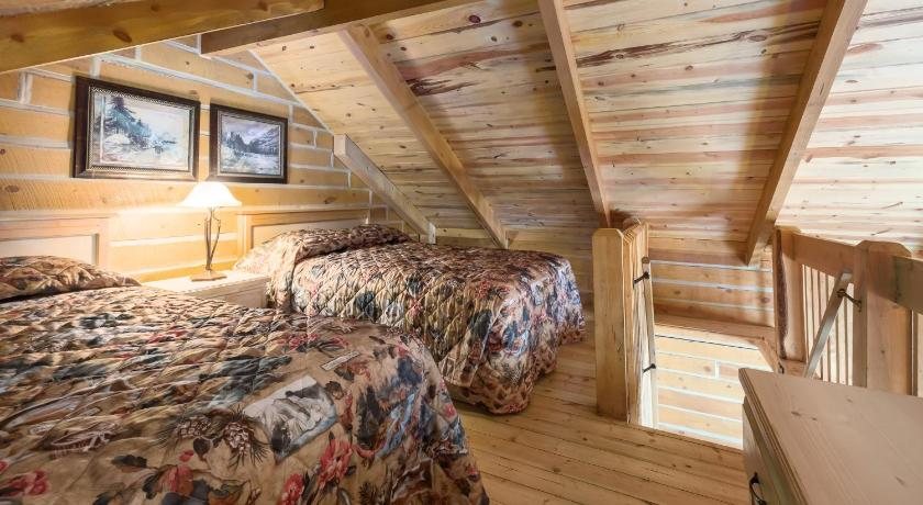 Rock Crest Lodge Cabins — Guest room