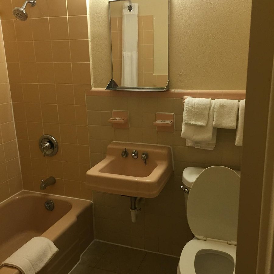 Rock Haven Terrace Motel — Bathroom