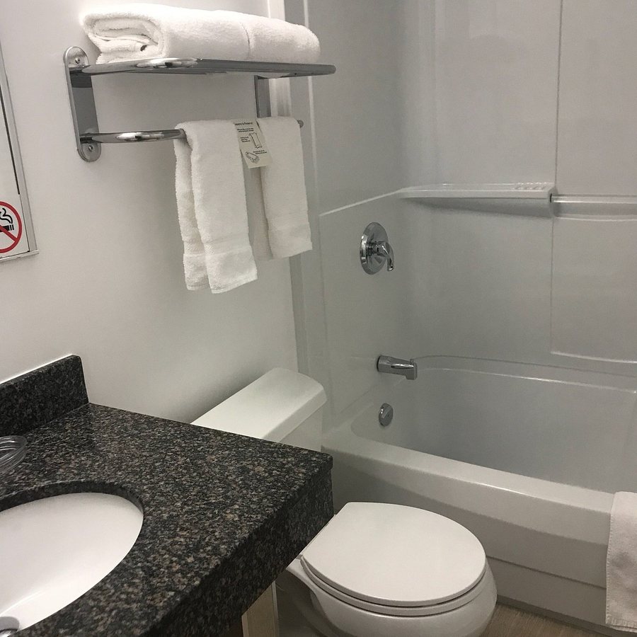 Rock Ledge Motel — Bathroom