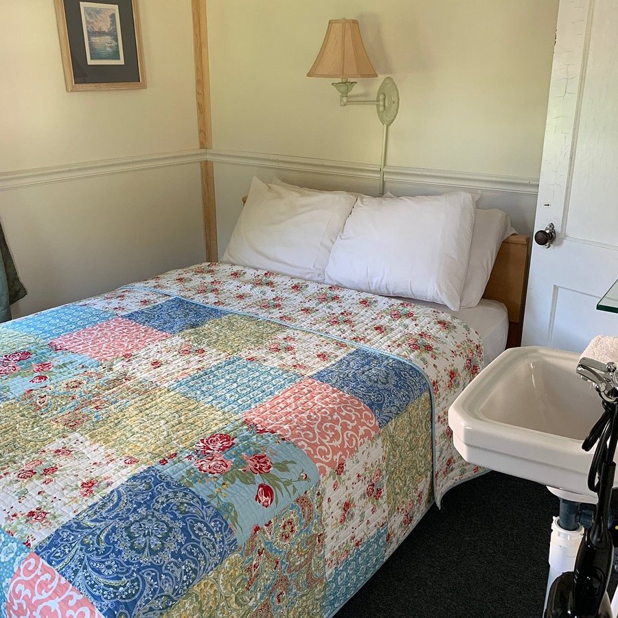 Rock Ledge Motel — Guest room