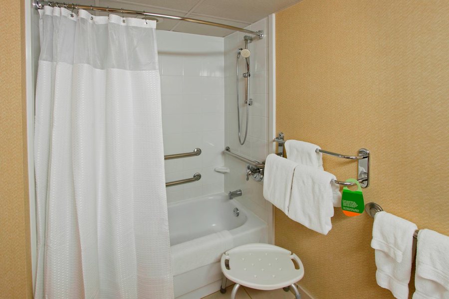 Rockaway Beach Resort — Bathroom