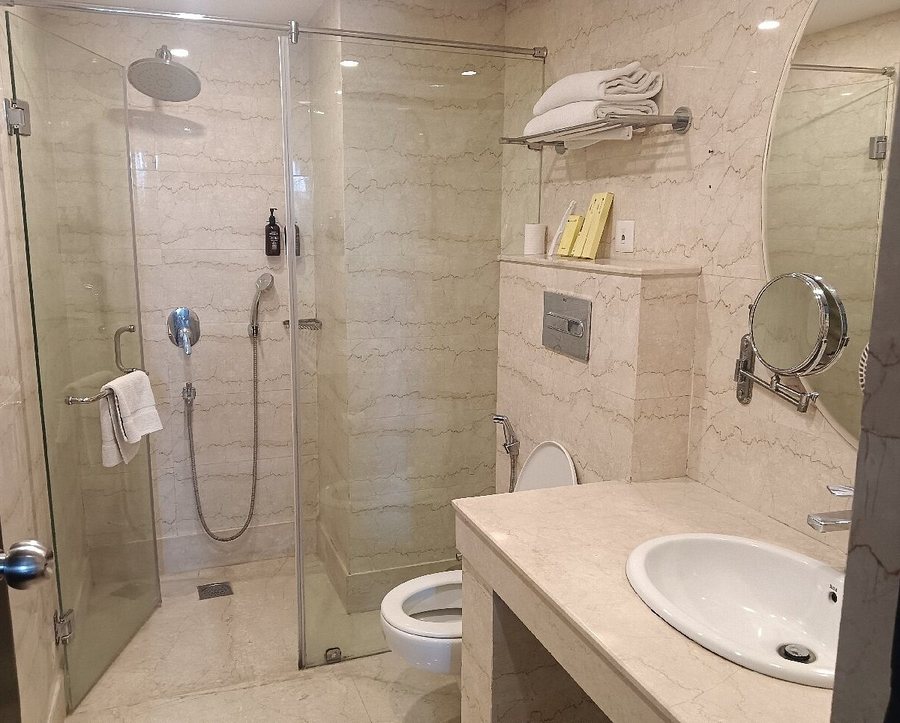 Rockland Hotel C R Park — Bathroom