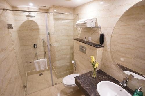 Rockland Hotel Panchsheel Enclave — Bathroom