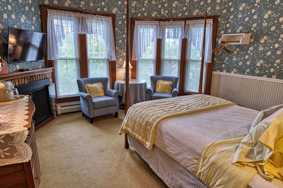 Rockwell Falls Inn And Wine Bar — Guest room